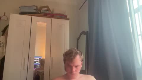 Snapshot of milkymitch chatting on December 14, 2025, 4:01 pm Mimi online show from December 14, 2025, 4:01 pm