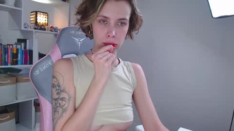 Milly online show from December 12, 2024, 3:27 pm