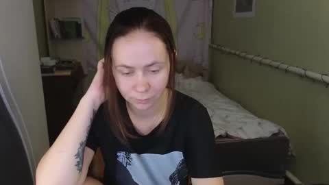 Snapshot of milora_ chatting on October 3, 2025, 9:28 am Mila online show from October 3, 2025, 9:28 am