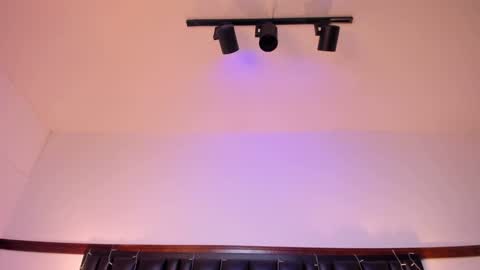 Milu Wallace  online show from December 13, 2024, 6:31 am