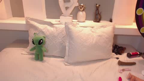 Milu Wallace  online show from September 20, 2025, 1:39 am