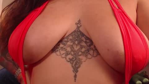 Milu Wallace  online show from November 15, 2025, 8:27 pm