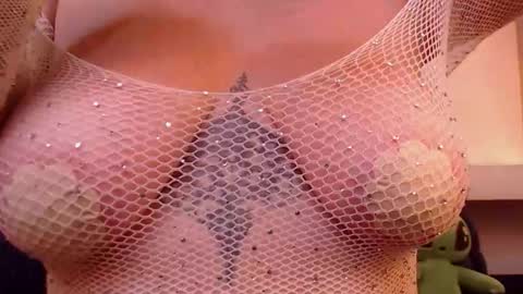 Milu Wallace  online show from November 28, 2025, 10:23 pm