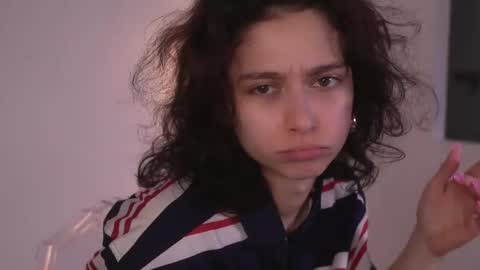 Snapshot of mimilicks chatting on December 4, 2025, 8:23 am IRIS online show from December 4, 2025, 8:23 am