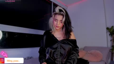 Snapshot of ming_yue_ chatting on February 14, 2025, 6:02 am My name is Fer Nice to meet you  give it a thumbs up please its important online show from February 14, 2025, 6:02 am
