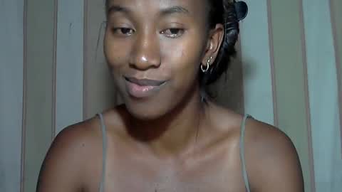 minouch211907 online show from February 26, 2025, 8:44 pm