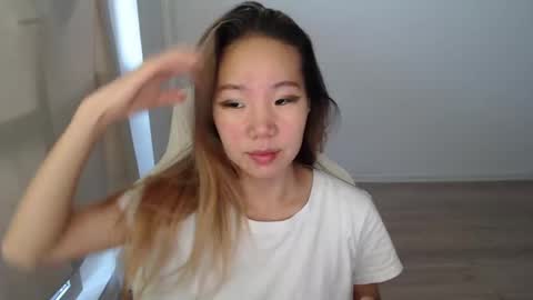 mira_g online show from November 10, 2025, 12:04 pm