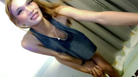 Snapshot of miraclegirl23 chatting on December 14, 2024, 5:25 pm Zoey online show from December 14, 2024, 5:25 pm