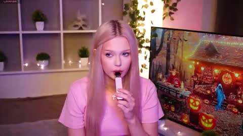 Elsa online show from October 31, 2025, 9:49 pm