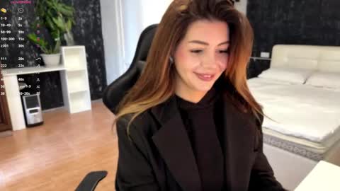 Snapshot of mishel_vilds chatting on November 10, 2025, 10:14 am My mane Mishel online show from November 10, 2025, 10:14 am