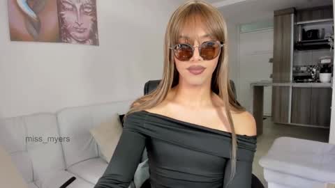 Snapshot of miss_myers chatting on October 24, 2025, 7:32 pm Goddess Myers thumb up is important for me kisses online show from October 24, 2025, 7:32 pm