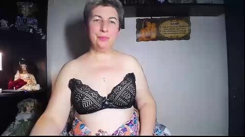 Snapshot of miss_tasha_kom chatting on November 21, 2025, 5:33 pm miss_tasha_kom online show from November 21, 2025, 5:33 pm