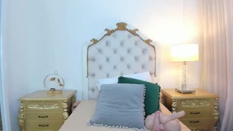 Snapshot of miss_vivienne chatting on December 4, 2025, 3:05 am miss vivienne online show from December 4, 2025, 3:05 am