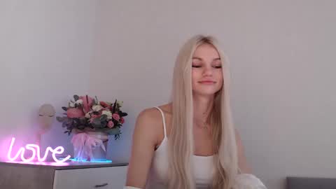 Snapshot of missemma1111 chatting on December 3, 2024, 9:33 am EMMA online show from December 3, 2024, 9:33 am