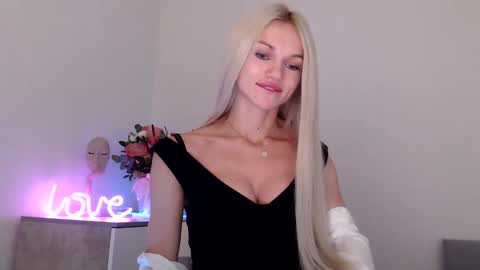 Snapshot of missemma1111 chatting on December 3, 2024, 9:12 pm EMMA online show from December 3, 2024, 9:12 pm