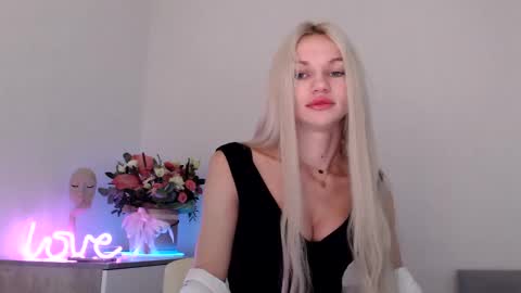 Snapshot of missemma1111 chatting on December 4, 2024, 5:38 am EMMA online show from December 4, 2024, 5:38 am