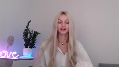 Snapshot of missemma1111 chatting on December 7, 2024, 5:26 am EMMA online show from December 7, 2024, 5:26 am