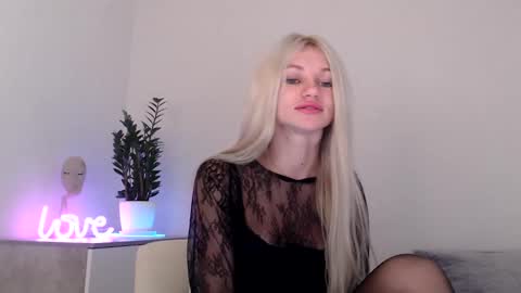 Snapshot of missemma1111 chatting on December 17, 2024, 5:29 am EMMA online show from December 17, 2024, 5:29 am