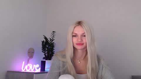 Snapshot of missemma1111 chatting on December 18, 2024, 10:13 pm EMMA online show from December 18, 2024, 10:13 pm