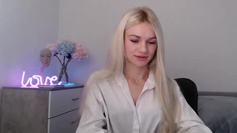 Snapshot of missemma1111 chatting on January 20, 2025, 9:22 pm EMMA online show from January 20, 2025, 9:22 pm