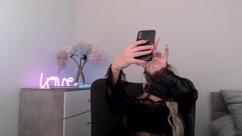 Snapshot of missemma1111 chatting on January 21, 2025, 1:11 pm EMMA online show from January 21, 2025, 1:11 pm