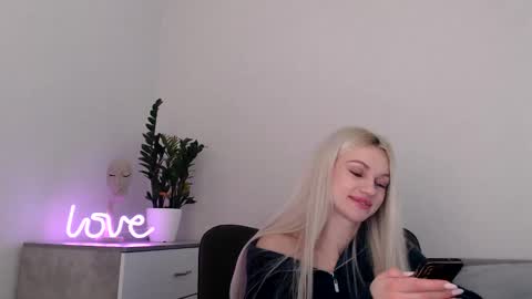 Snapshot of missemma1111 chatting on February 21, 2025, 9:22 pm EMMA online show from February 21, 2025, 9:22 pm