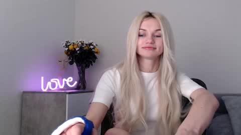 Snapshot of missemma1111 chatting on March 4, 2025, 9:32 pm EMMA online show from March 4, 2025, 9:32 pm