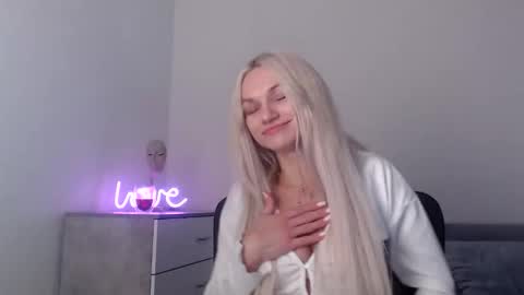 Snapshot of missemma1111 chatting on September 9, 2025, 8:19 pm EMMA online show from September 9, 2025, 8:19 pm