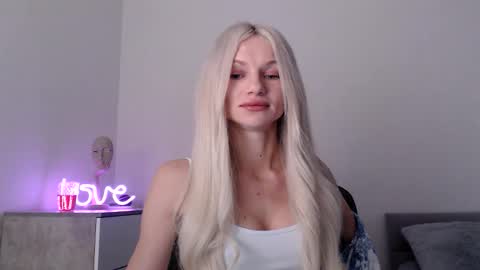 Snapshot of missemma1111 chatting on December 17, 2025, 8:26 pm EMMA online show from December 17, 2025, 8:26 pm