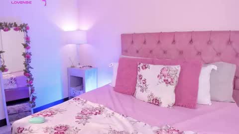 Melany Hiller online show from November 5, 2025, 2:44 am