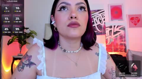 Snapshot of misshuntt3rs chatting on January 19, 2025, 2:57 am Annie online show from January 19, 2025, 2:57 am