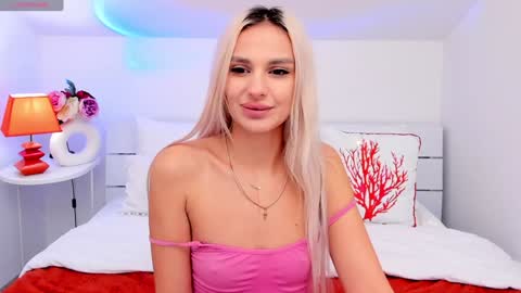 Snapshot of misslou_ chatting on December 5, 2024, 6:10 am Lou online show from December 5, 2024, 6:10 am