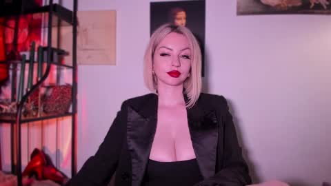 Snapshot of missmirandagd chatting on February 8, 2025, 3:10 pm online show from February 8, 2025, 3:10 pm
