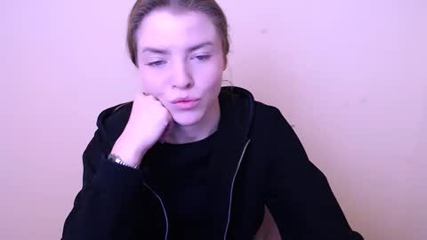 Snapshot of missoliviaa_ chatting on January 16, 2025, 8:22 am Olivia online show from January 16, 2025, 8:22 am