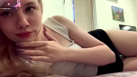 Stella  online show from December 14, 2025, 1:38 pm