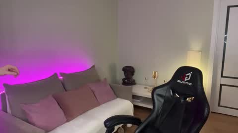 Mia online show from December 5, 2025, 8:49 pm