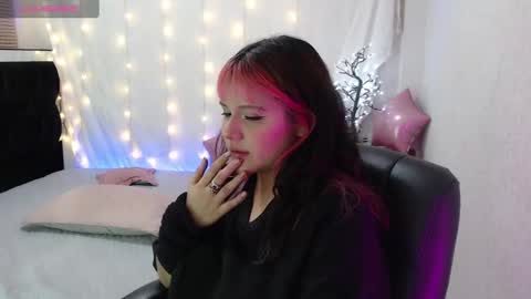 Snapshot of mixie_cute chatting on December 18, 2024, 12:32 am mixie_cute online show from December 18, 2024, 12:32 am