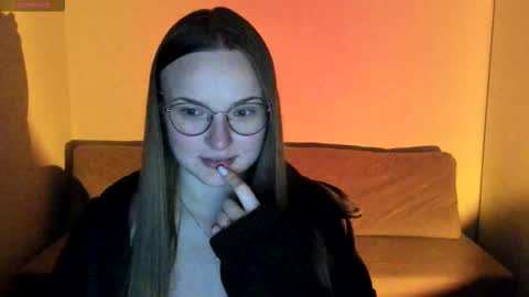 Miya online show from November 7, 2025, 5:02 pm