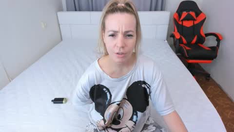 Snapshot of mmmmmargo chatting on November 19, 2025, 11:49 pm Margo online show from November 19, 2025, 11:49 pm