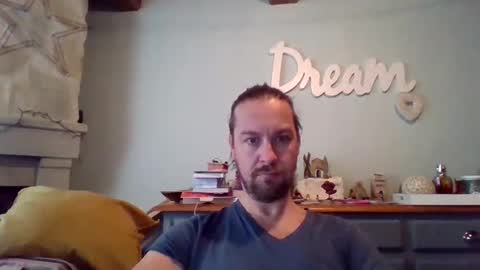 Snapshot of moi9876543210 chatting on January 8, 2025, 2:03 pm Julien online show from January 8, 2025, 2:03 pm