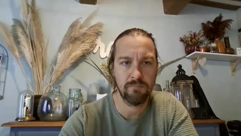 Snapshot of moi9876543210 chatting on October 18, 2025, 8:37 am Julien online show from October 18, 2025, 8:37 am