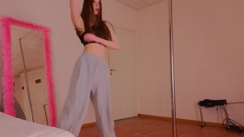 Snapshot of mol1y_kitten chatting on February 19, 2025, 12:25 am Molly online show from February 19, 2025, 12:25 am