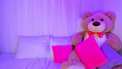 Snapshot of moll1e_ chatting on November 3, 2025, 7:59 pm M o L l i E online show from November 3, 2025, 7:59 pm