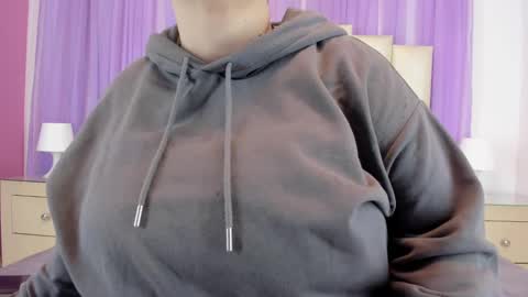 Snapshot of molliebue1 chatting on December 29, 2024, 12:01 pm Hey Guys Im Mollie online show from December 29, 2024, 12:01 pm