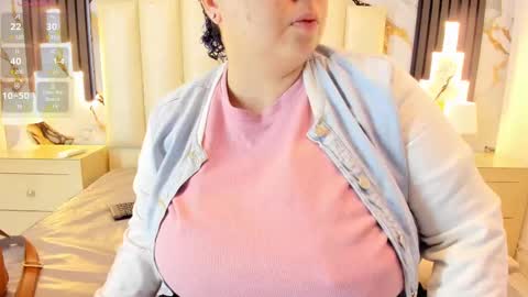 Snapshot of molliebue1 chatting on February 16, 2025, 12:10 pm Hey Guys Im Mollie online show from February 16, 2025, 12:10 pm