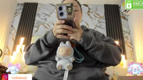 Snapshot of molliebue1 chatting on February 18, 2025, 12:06 pm Hey Guys Im Mollie online show from February 18, 2025, 12:06 pm