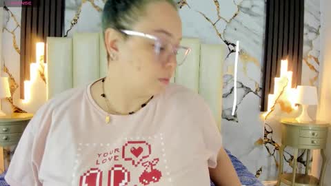 Snapshot of molliebue1 chatting on September 27, 2025, 12:32 pm Hey Guys Im Mollie online show from September 27, 2025, 12:32 pm