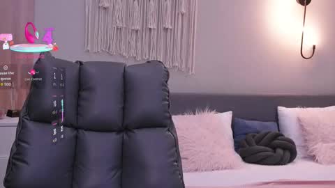 Molly online show from December 1, 2025, 1:10 am