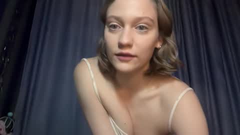 Snapshot of molly_poly chatting on November 4, 2025, 7:02 pm molly_poly online show from November 4, 2025, 7:02 pm