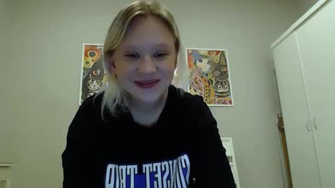 Snapshot of molly_smolly_ chatting on February 16, 2025, 2:10 pm lo online show from February 16, 2025, 2:10 pm